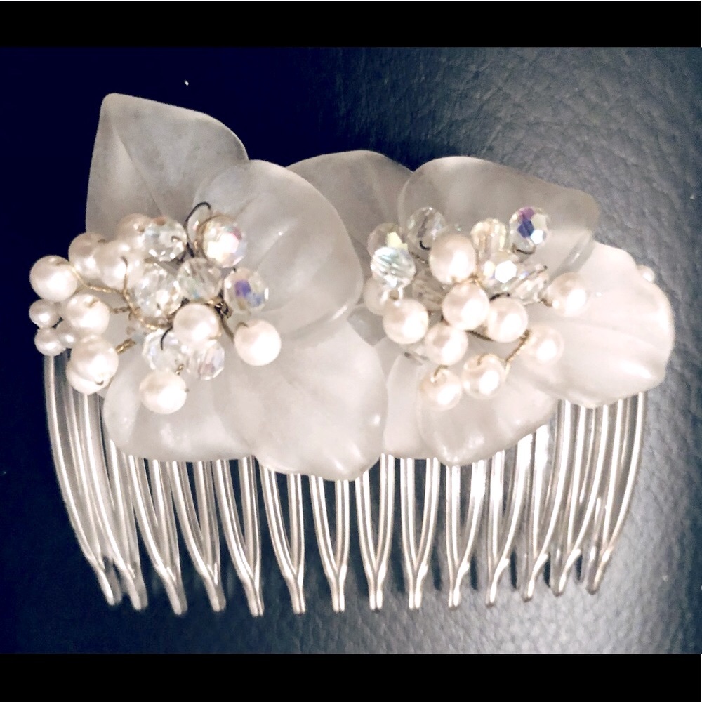 Y2K white Lucite flower & bead hair comb